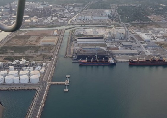 El nuevo atraque de graneles líquidos por fin sale del atasco y el puerto adjudica el contrato
