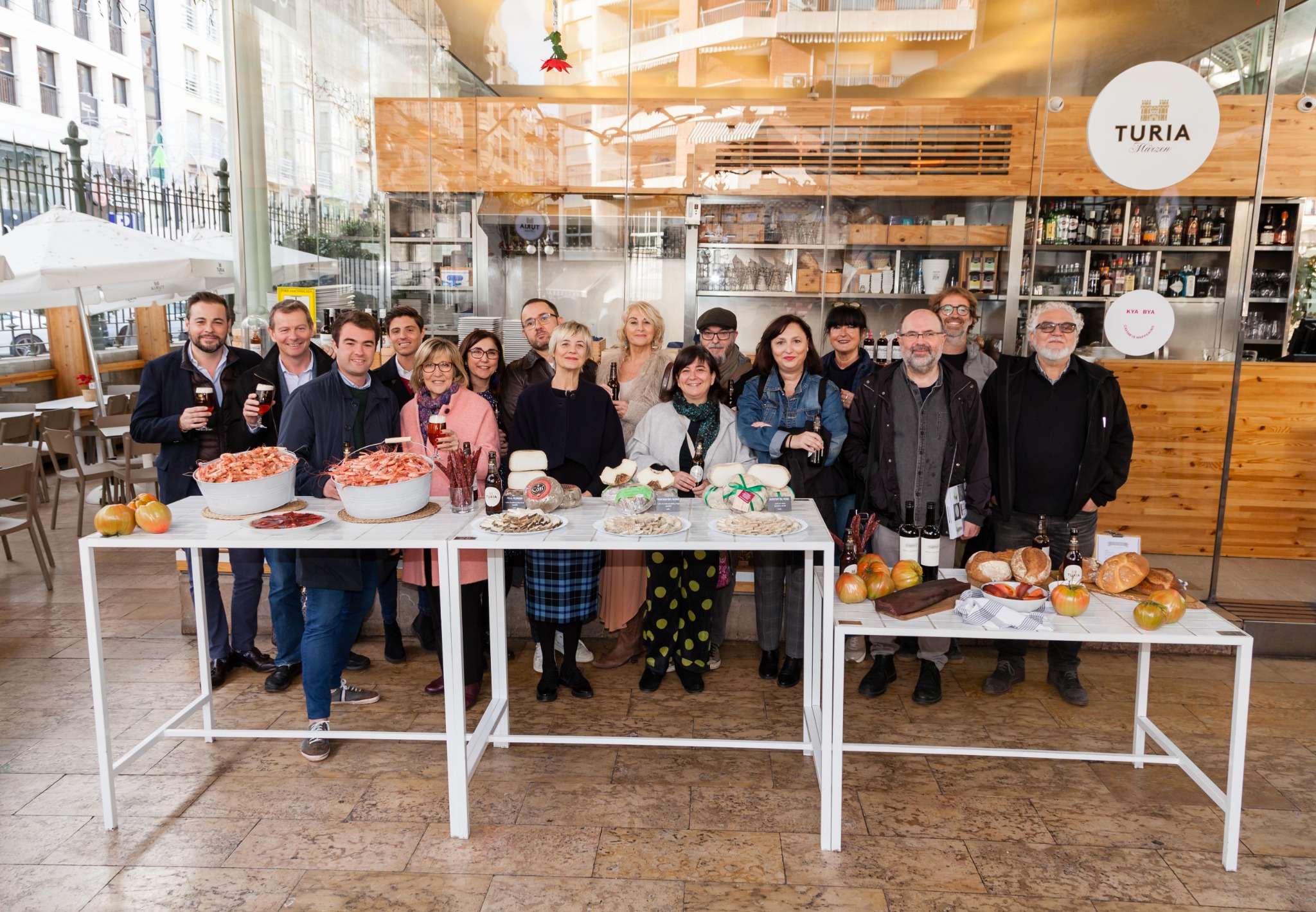 En la foto, todos los diseñadores, junto los responsables de Turia, Carlos Valero, el consejero delegado de Bierwinkel, Christian Jardel, y su directora, Anabel Navas e Isabel Martín del Mercado de Colón - 