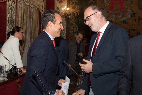 El bipartito defiende su gestión y atribuye el retraso de las luces navideñas al pliego del tripartito
