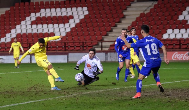 El Villarreal no falla y golea al Comillas (0-5) con 'hat trick' de Bacca