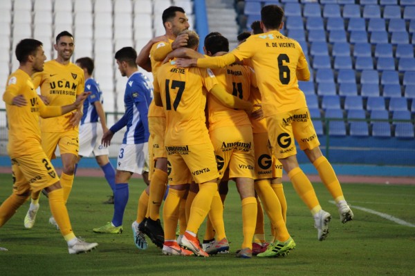 El UCAM sigue adelante en el torneo del KO gracias a los goles de Álvaro Barbosa y Manu Justo (1-2)