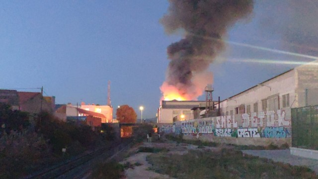 Un espectacular incendio en la Florida de Alicante obliga a desalojar varias naves industriales