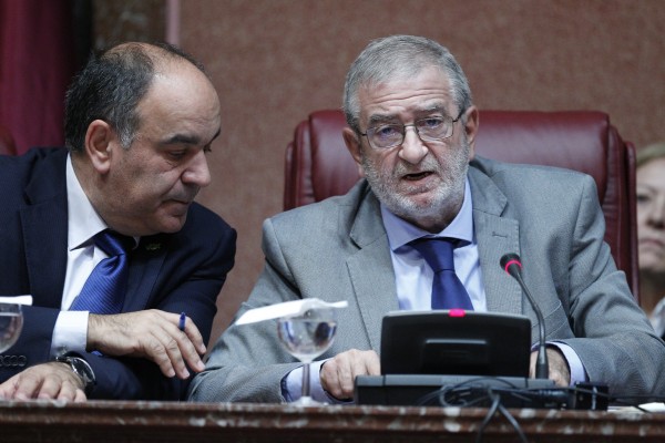 Una sesión 'movida' para Castillo en la Asamblea: retira la palabra a Segado y pide perdón por un fallo