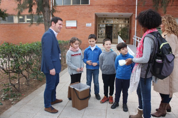 Castelló reparteix 30.000 bosses compostables als escolars per a la separació de residus orgànics