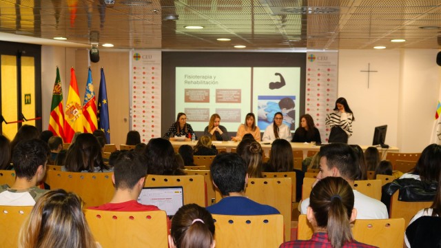 Alumnos del CEU aprenden a fomentar la autonomía de personas discapacitadas