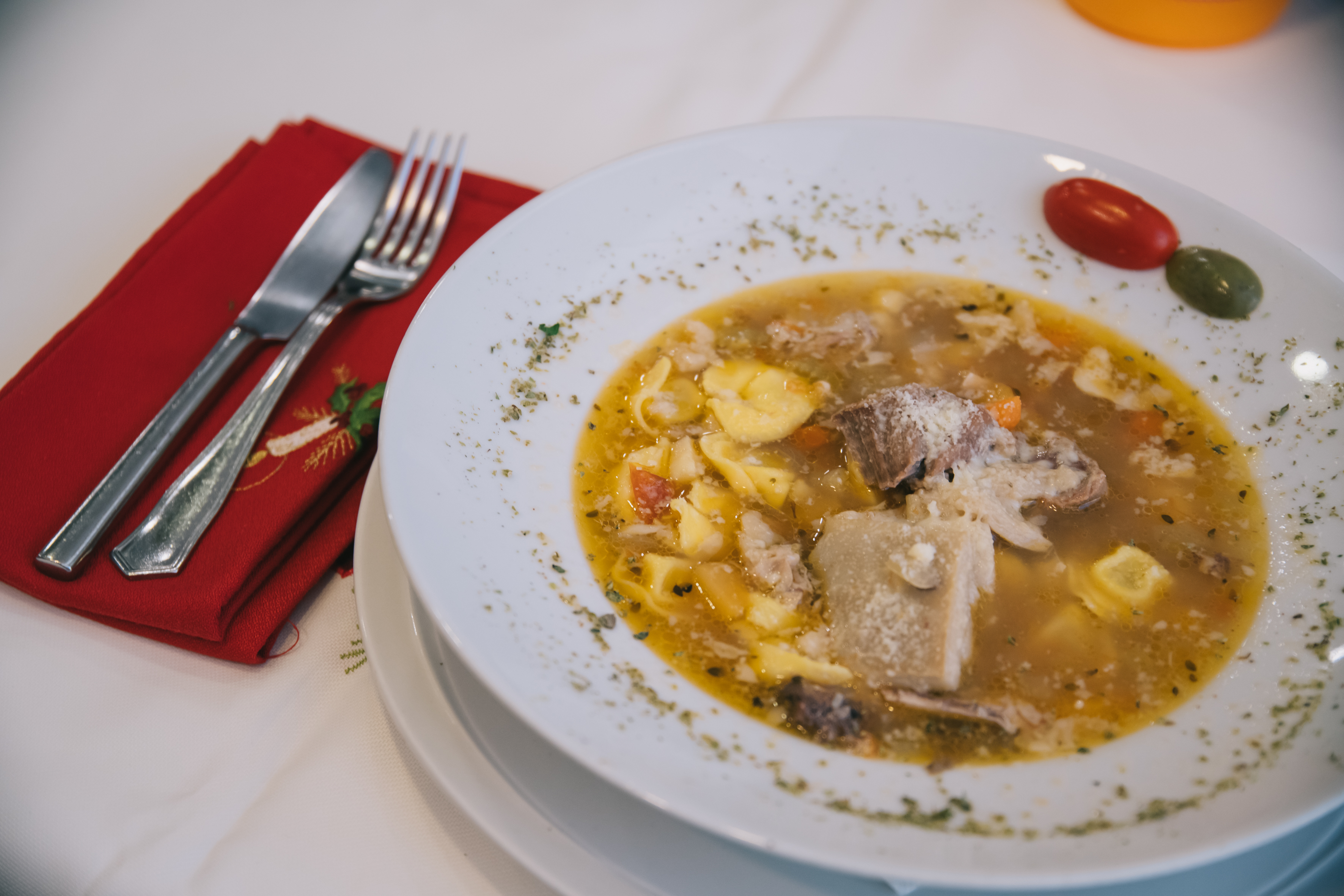 Tortellini in brodo, preparado en Trattoria Da Carlo. Fotos: KIKE TABERNER - 