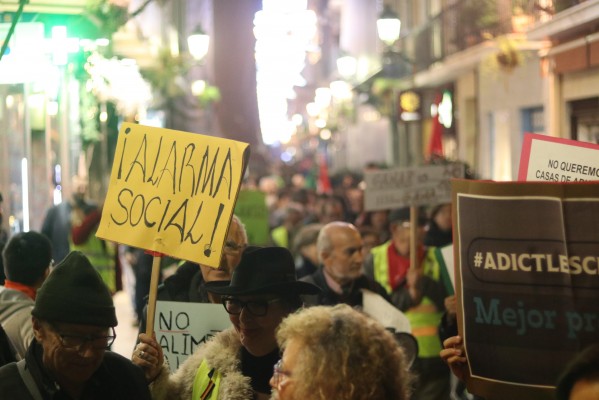 Miles de murcianos se echan a la calle contra 