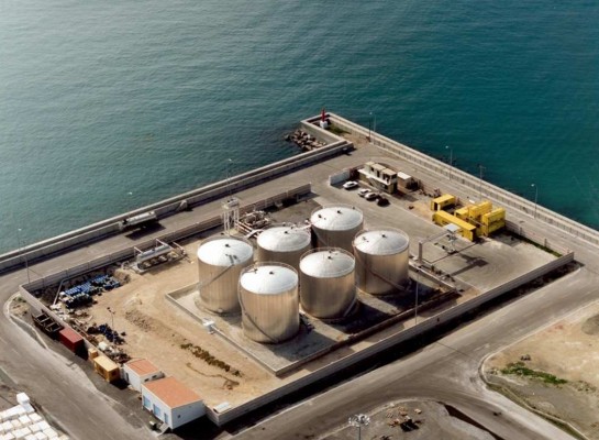 Ferrovial también quiere seguir en el Puerto: pide más concesión para su planta de betún asfáltico