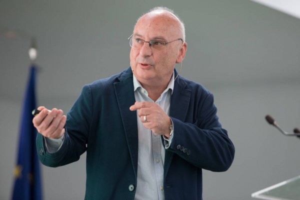 La Universidad de Alicante concede la Medalla de Oro al científico Francis Mojica