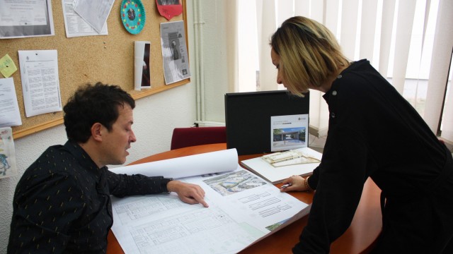 Mezquita presenta el proyecto del nuevo CEIP Vicent Marzà a la dirección del centro