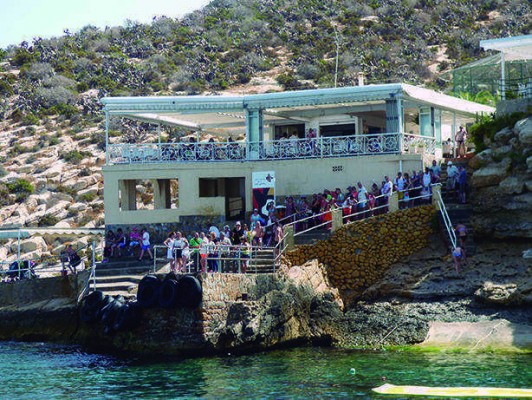 El bar de la isla de Benidorm, inamovible un año después de la orden de derribo