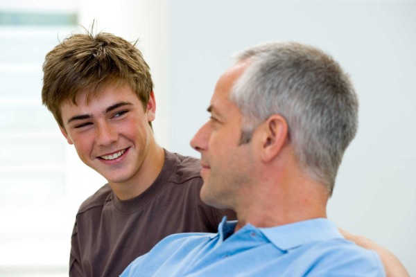 El 80% de los adolescentes no pasan por un periodo tumultuoso y se llevan bien con sus padres y familiares