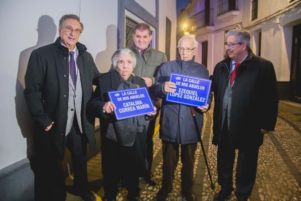 Los hermanos Fuertes inauguran 'la calle de mis abuelos' en la cuna del jamón