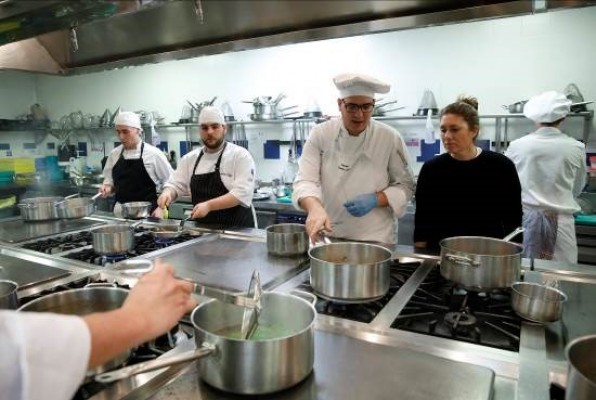 Dos jóvenes cocineros alicantinos optan al premio de la prestigiosa escuela Le Cordon Bleu