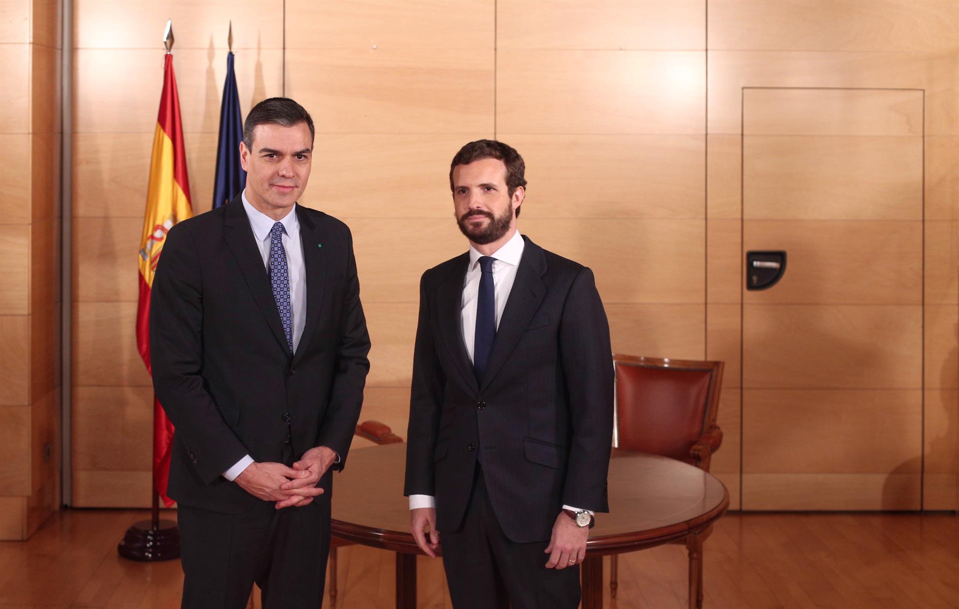 Casado dice a Sánchez que no será 