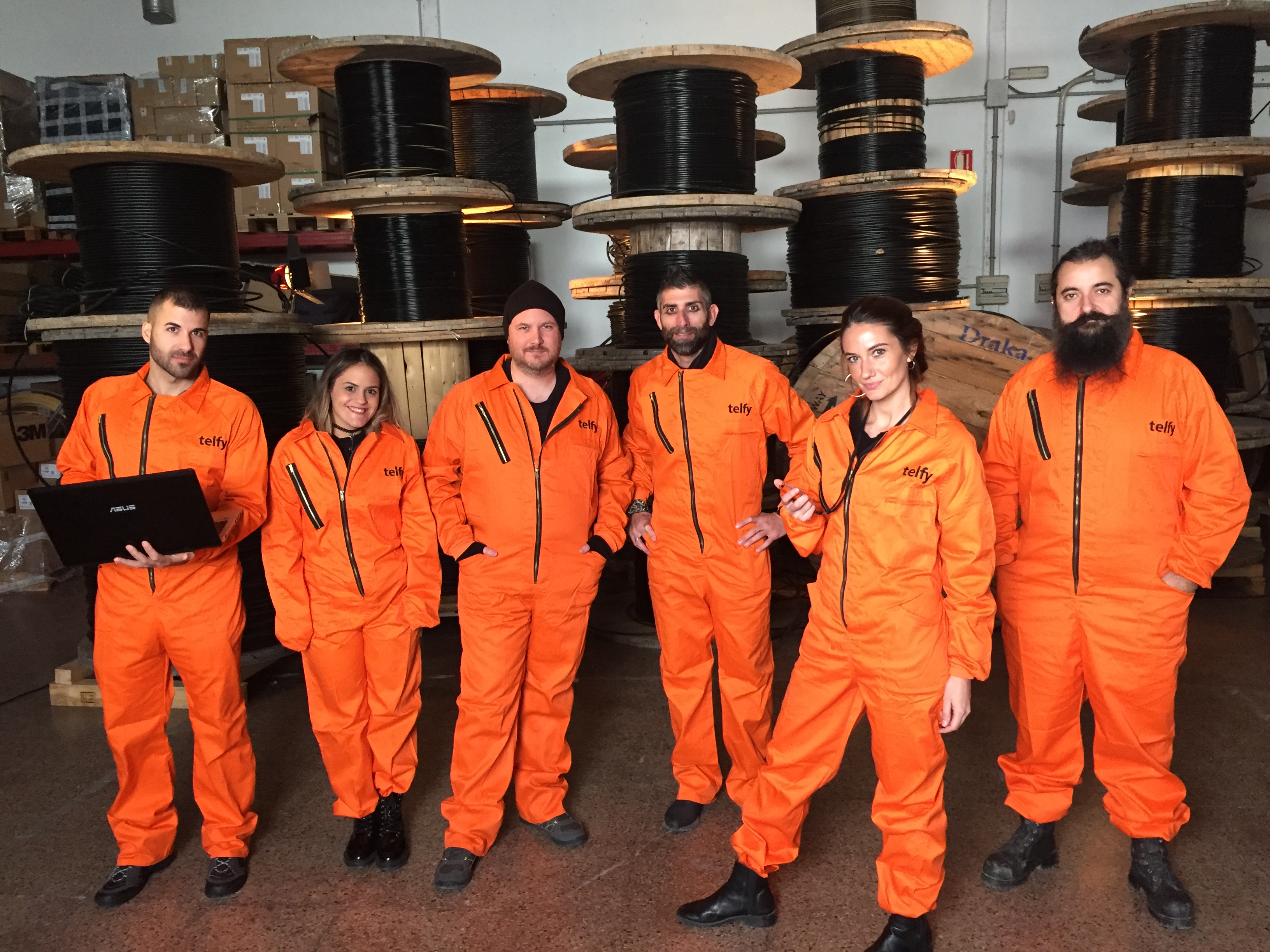 Telfy homenajea en un spot el trabajo en equipo tras la DANA con guiño a la Casa de Papel