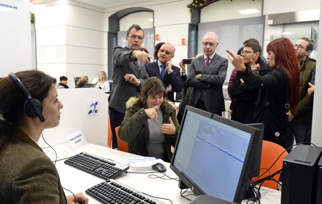 El lenguaje de signos llega a la oficina accesible de Aguas de Murcia de La Redonda 