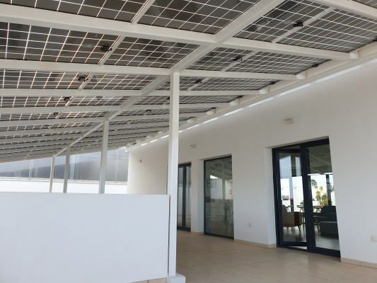 Sistel integra una pérgola fotovoltaica de Cubierta Solar para aislar las oficinas y producir energía