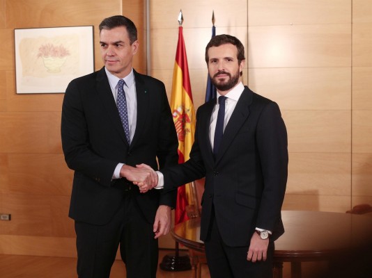 Caras serias de Sánchez y Casado en su primer encuentro tras las generales