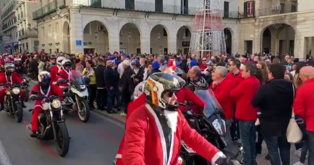 Un desfile de motos de gran cilindrada interrumpe el Certamen de la Villancicos de Federació de Fogueres