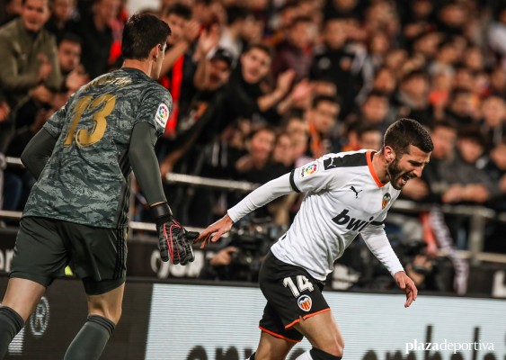 Es el Valencia de las grandes noches el que se hace rocoso y dinámico