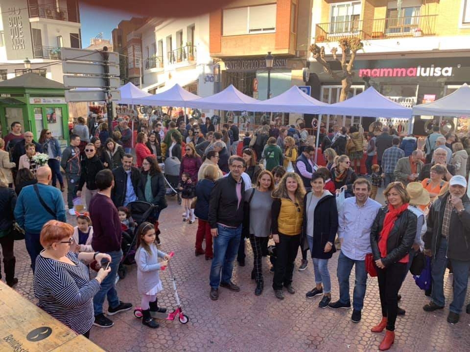 La solidaridad llena de actividad la calle Santo Tomás de Benicàssim con el Mercadillo Navideño
