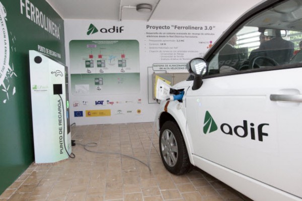 El AVE sale al 'rescate' del coche eléctrico con un plan para poblar de cargadores el país