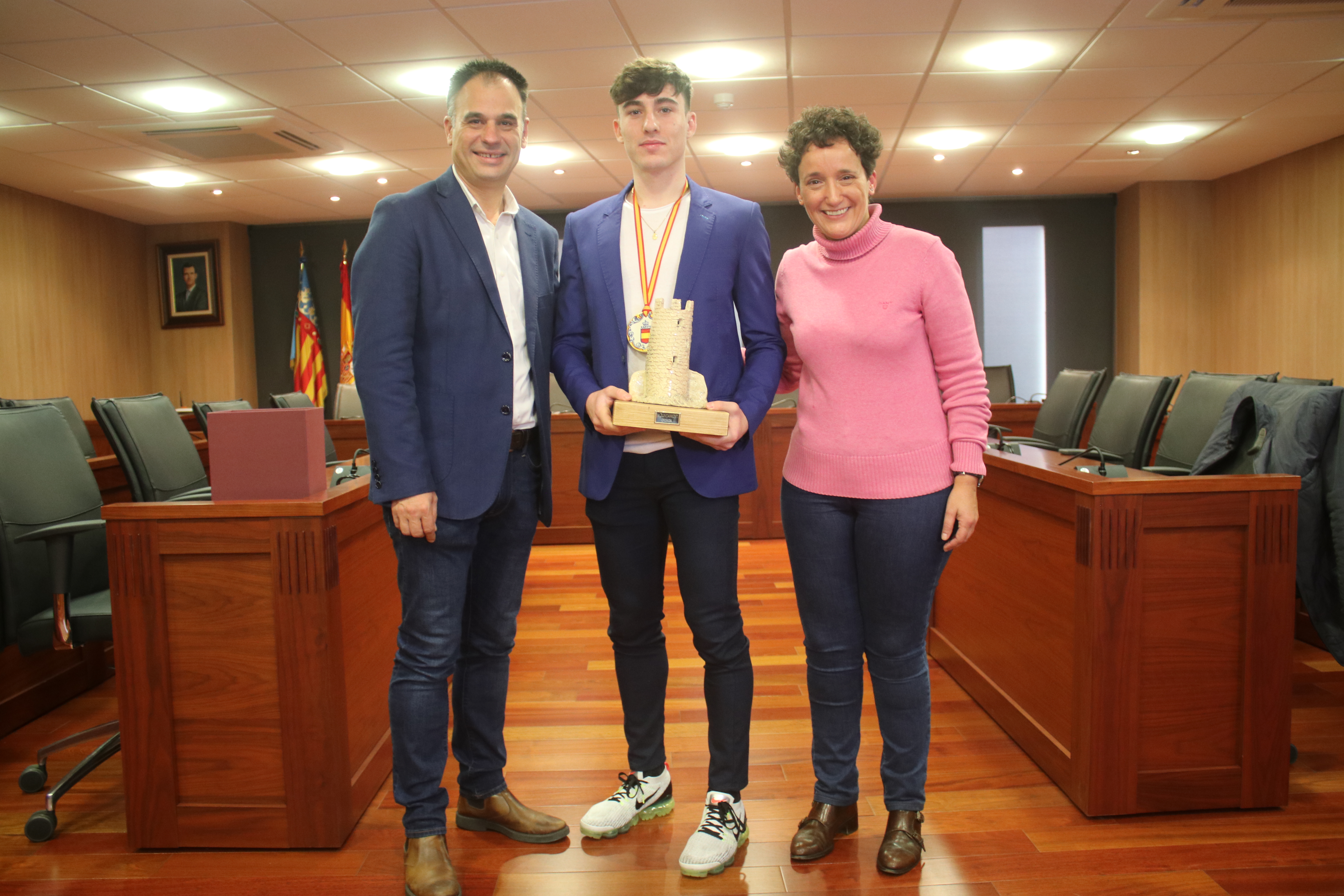 Onda reconoce el mérito deportivo de Hugo Ballester como campeón de España en Karate
