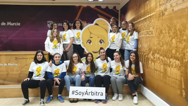 El doble de mujeres dirigiendo partidos en los campos de la Región con 25 nuevas colegiadas
