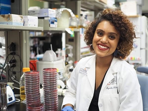 Investigadores identifican el 'talón de Aquiles' de la superbacteria resistente a los medicamentos

