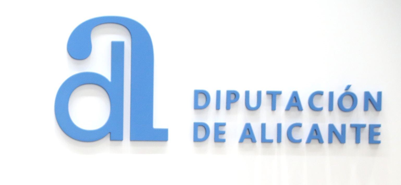 El logo neutro de la etapa de Ripoll preside la sala de prensa de la Diputación de Alicante 