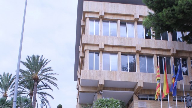 Los funcionarios del Ayuntamiento de Benicàssim trabajarán 35 horas semanales a partir de 2020