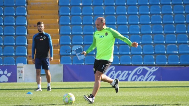 
Vicente Mir debuta en el banquillo obligado a ganar a un rival directo