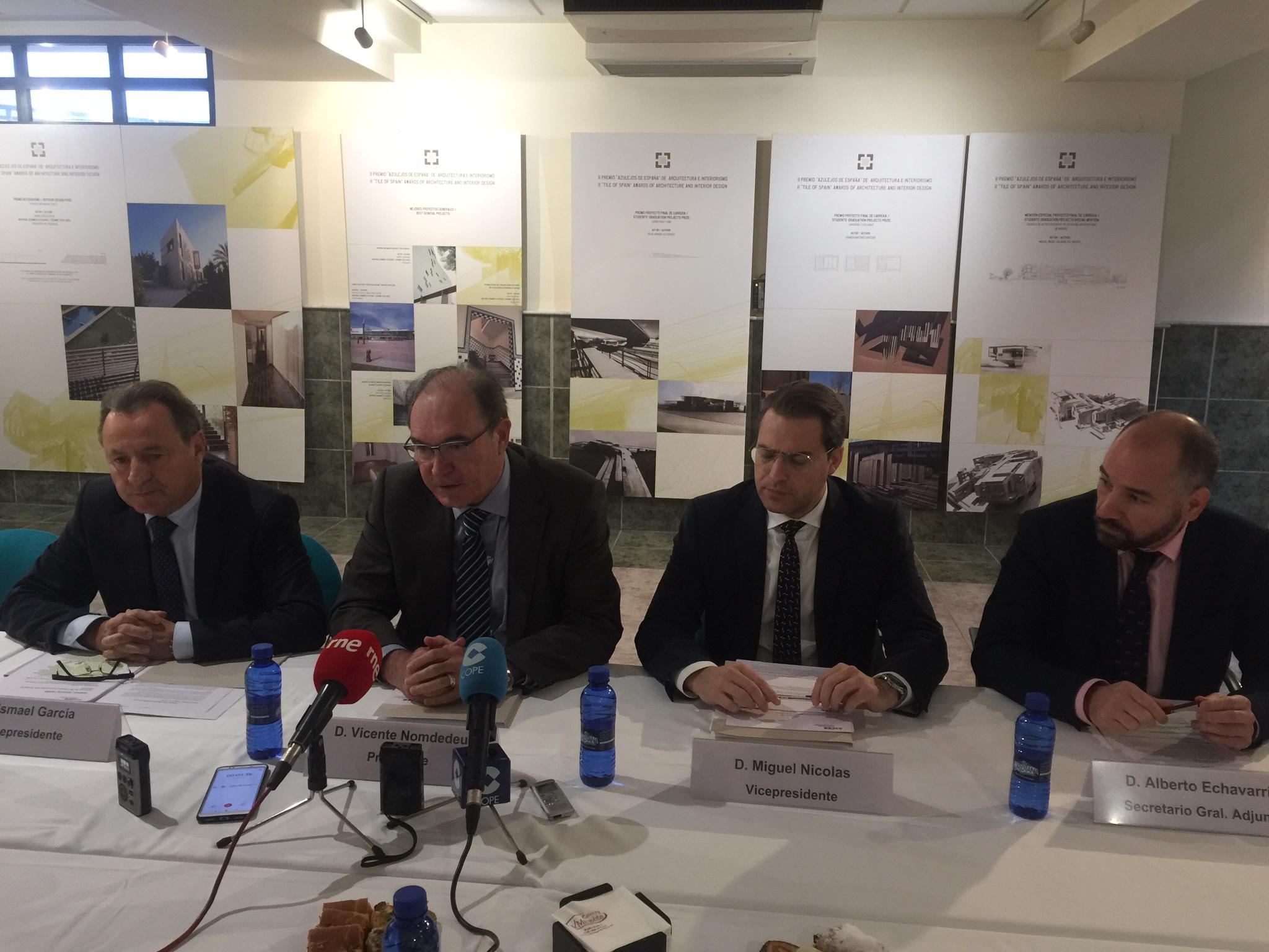 El presidente de Ascer, Vicente Nomdedeu, ofrece el balance provisional del año, acompañado por los vicepresidentes Ismael García y Miguel Nicolás (que se estrena en el cargo tras su elección de este jueves), además del secretario general adjunto, Al - 