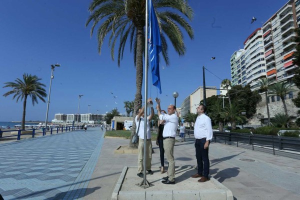Alicante exhibe sus seis kilómetros de playas distinguidas con bandera azul