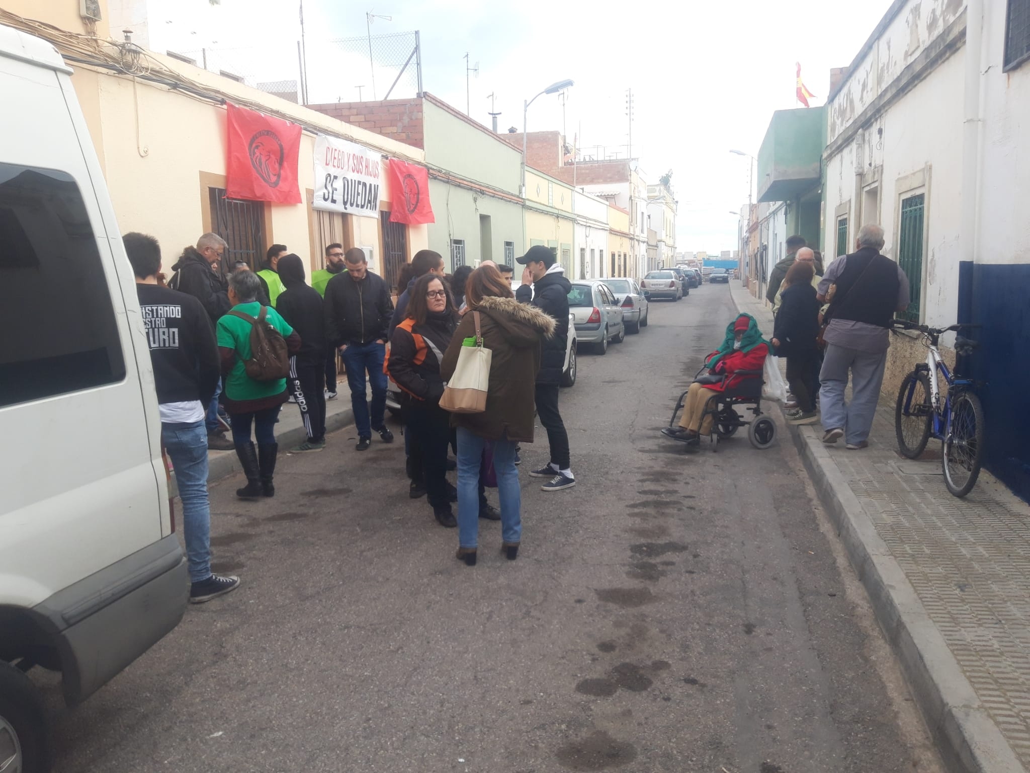 Colectivos sociales paralizan un desahucio de una familia con dos menores en la calle Santa Elena