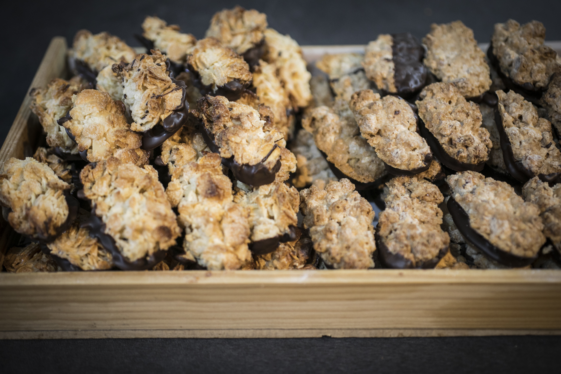 Los crujientes de chocolate negro de Leyla Ruiz, en El Obrador del Carme. Foto: EVA MÁÑEZ - 