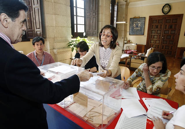 Absoluta normalidad en la apertura de los colegios electorales en España