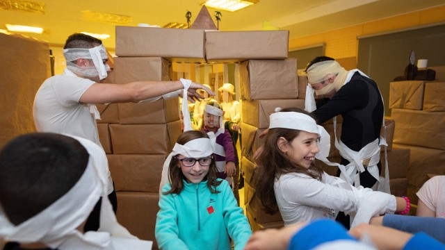Alumnos del CEU de Castelló enseñan matemáticas a escolares a través de una 'escape room'
