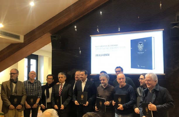 El Valencia presenta 'Soñar que no tenemos techo', segundo libro del centenario