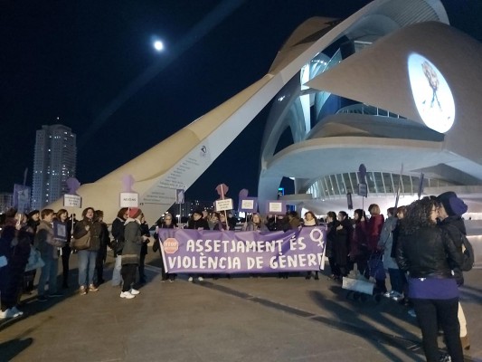 Colectivos feministas protestan ante Les Arts contra Plácido Domingo 