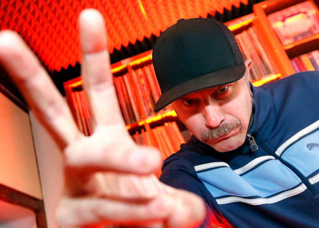 DJ Fonki Cheff imparteix un taller immersiu sobre la tècnica dels discjòqueis