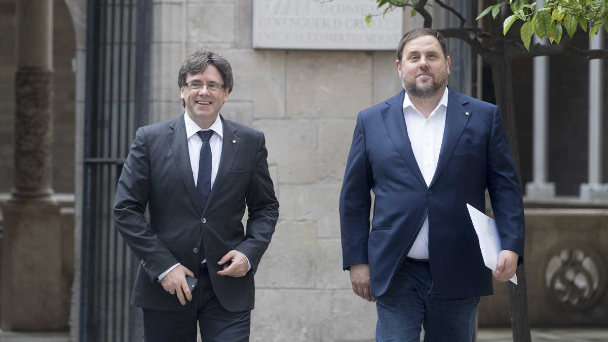 Carles Puigdemont y Oriol Junqueras, camino de una rueda de prensa. Foto: EFE. - 