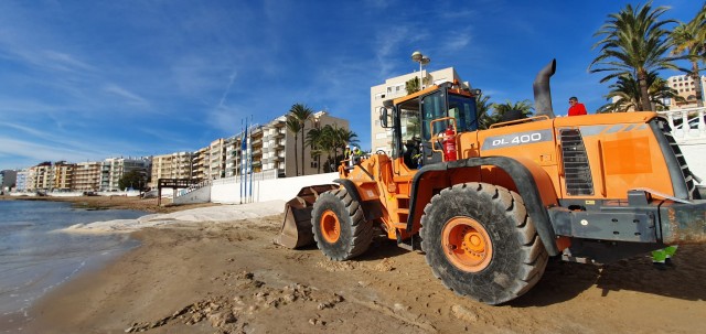 Costas inicia la regeneración de la playa Los Locos de Torrevieja con 12.000 metros cúbicos de arena