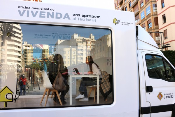 La oficina móvil recibe 18 ofertas para la bolsa de alquiler y registra 670 consultas en tres semanas