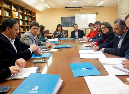 Oltra y Mazón pactan iniciar con la Teleasistencia el traspaso de competencias de la Diputación a la Generalitat