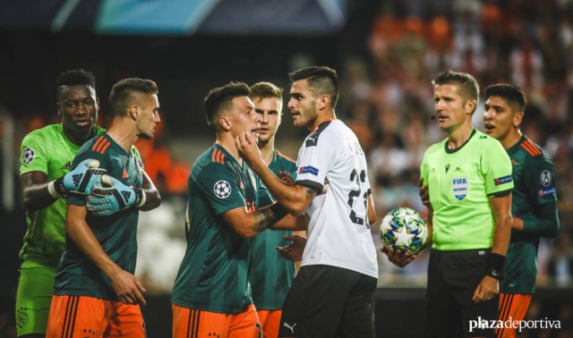 El Valencia empató a uno en su única visita al Amsterdam Arena