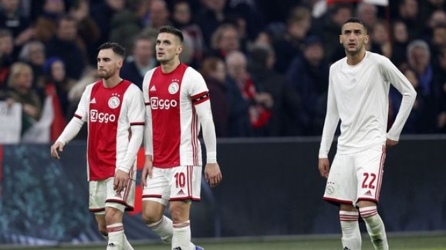 Ajax y Chelsea, a la Champions de capa caída