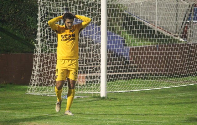 El UCAM CF vuelve a frenar en seco y cae ante el que era el colista del grupo (2-1)