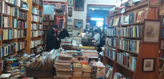 Con las librerías y contra Amazon
